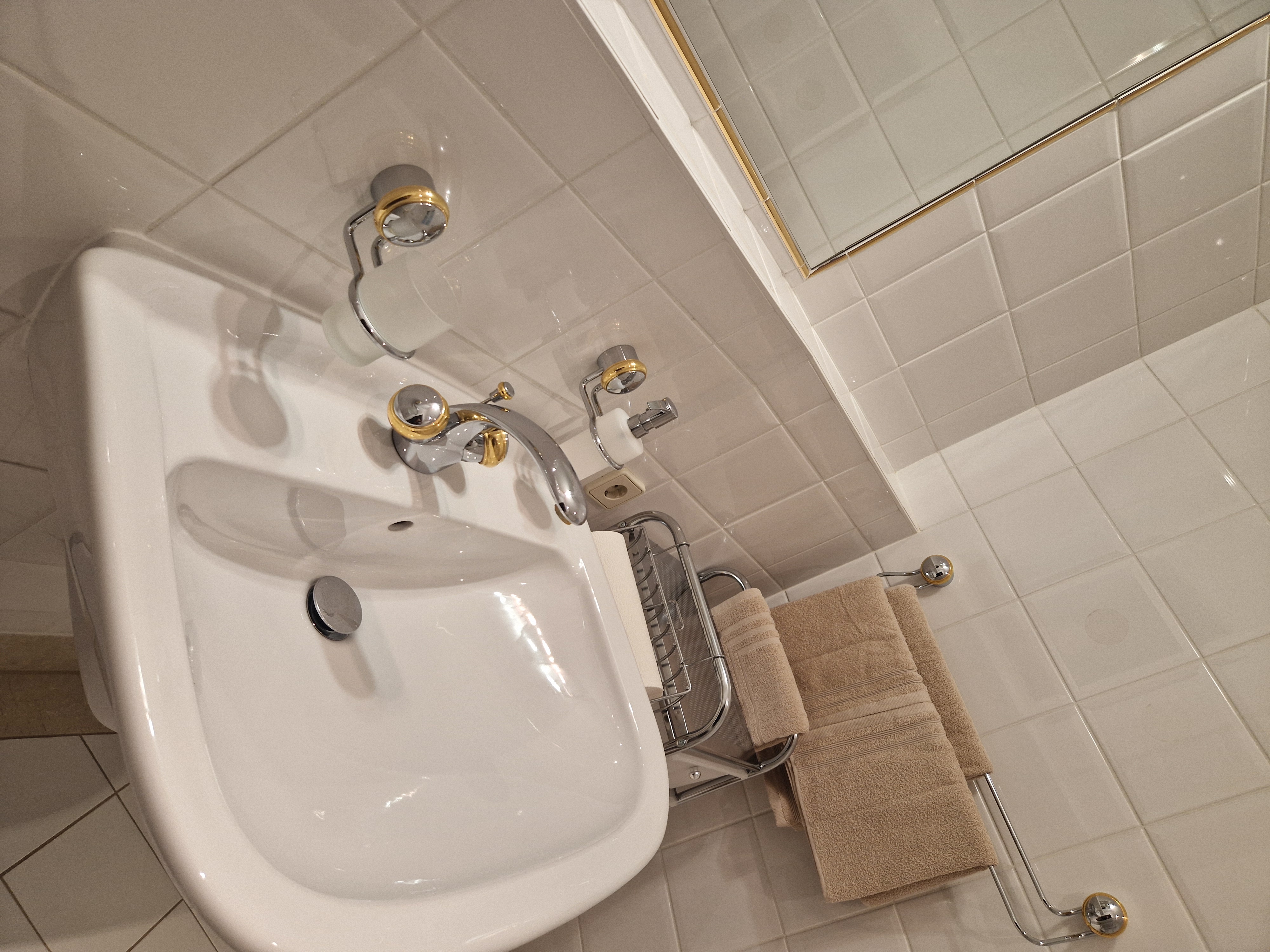 https://0501.nccdn.net/4_2/000/000/071/260/waschbecken-eg.jpg