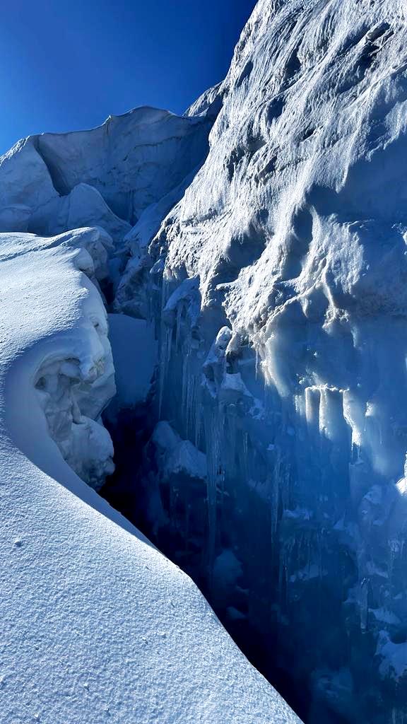 Richtung Ortlerplatt sind mehrere beeindruckende Gletscherspalten zu überwinden. 