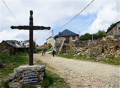 Lange lag das Dorf in Ruinen. Durch das wieder aufkommende Jakobspilgertum erwacht das Dorf nun wieder langsam aus seinem "Dornröschenschlaf"