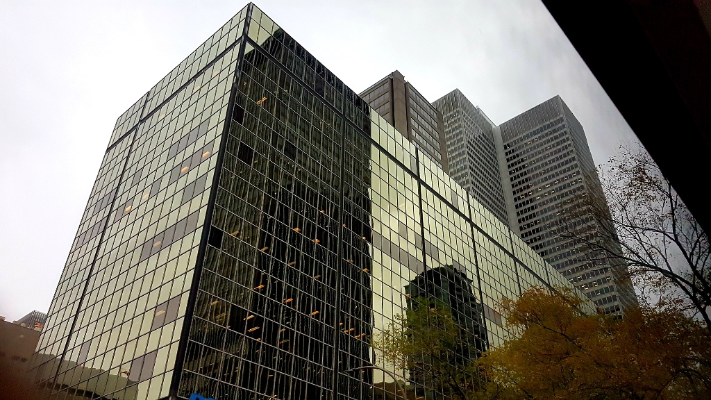 Spiegelnde Glasfronten