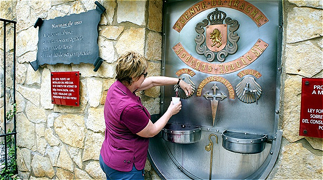 Irene "zapft" Rotwein