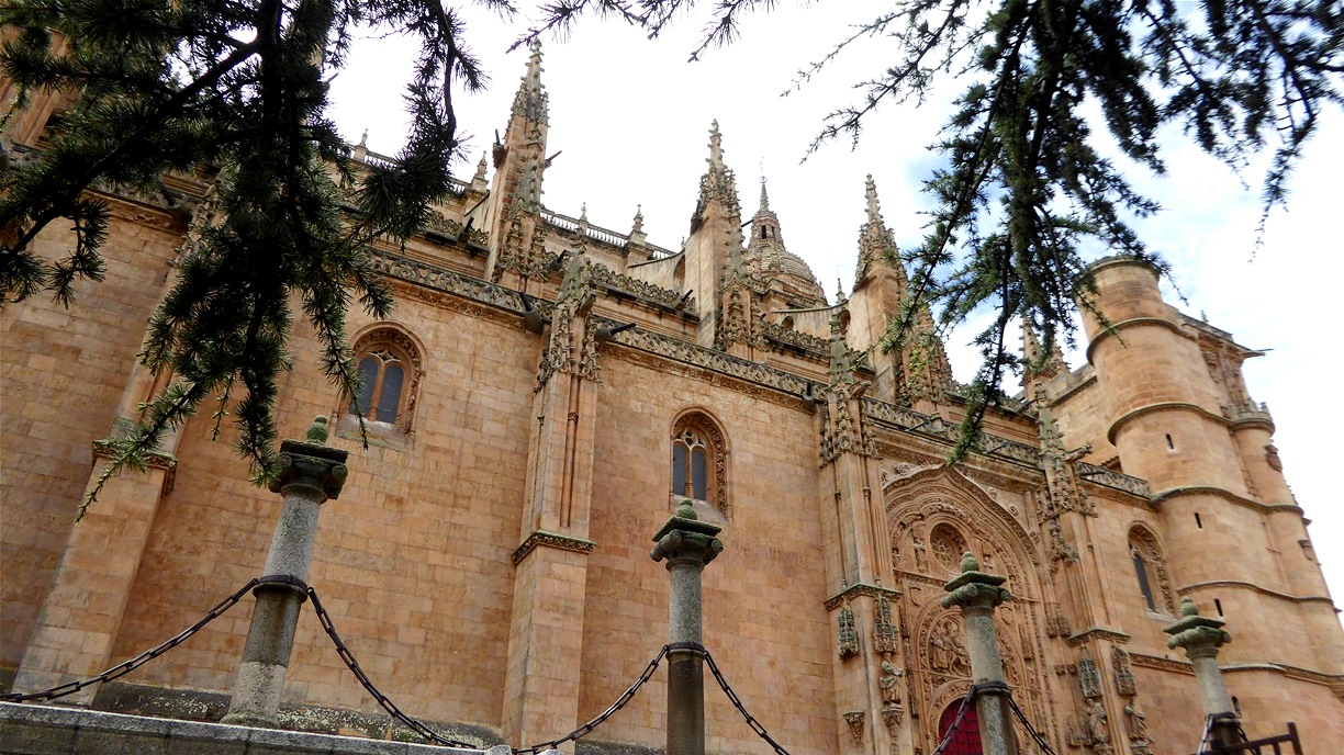 Baubeginn war im Jahr1513. Die feierliche Weihe der neuen Kathedrale fand nach langer, wechselhafter Baugeschichte erst 1733 statt.