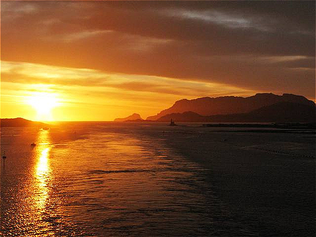 Die ersten Sonnenstrahlen treffen Meer und die Insel Tavolara vor Olbia