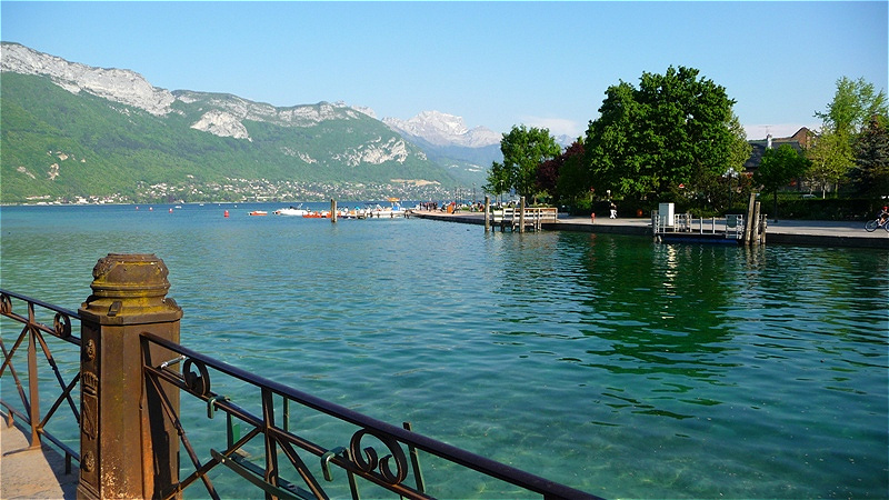 Der Lac d'Annecy liegt im Departement Haute-Savoie in Frankreich