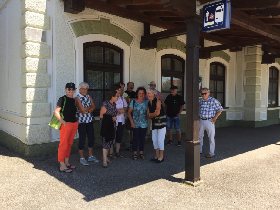 Sind schon alle da? Nein, auch mit dem Auto sind einige unterwegs. 