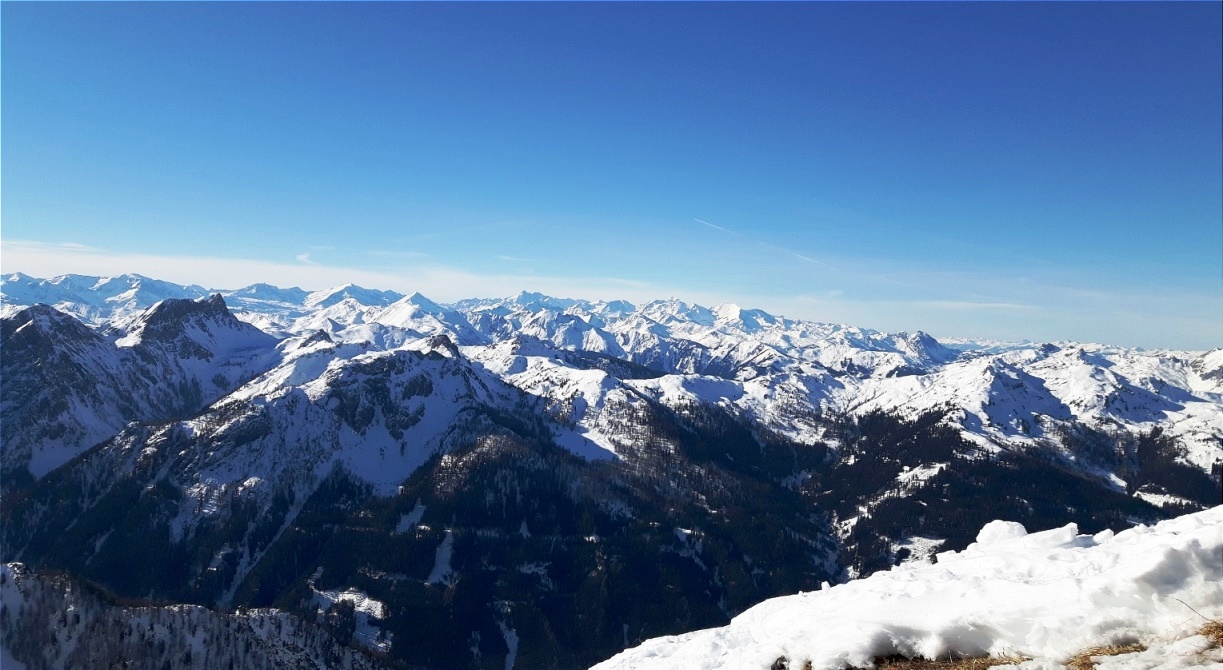 https://0501.nccdn.net/4_2/000/000/072/2aa/ausblick-vom-gipfel.jpg