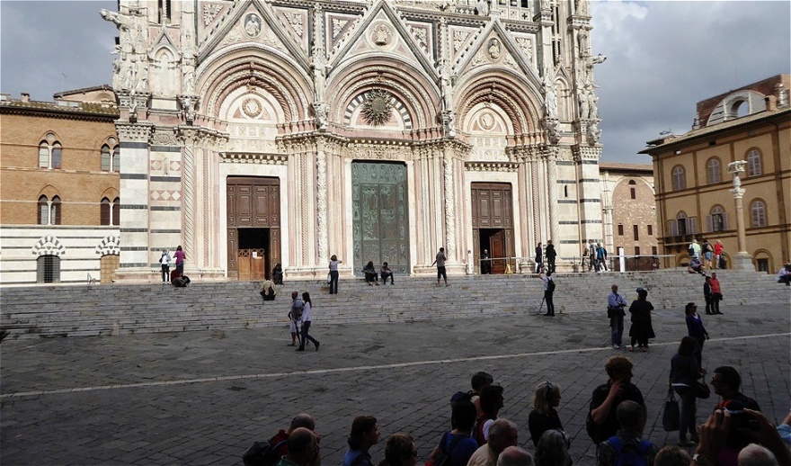 Untere Hälfte der Vorderseite des Domes von Siena
