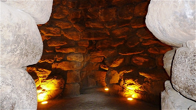 In der Hauptkammer finden sich drei größere Nischen
