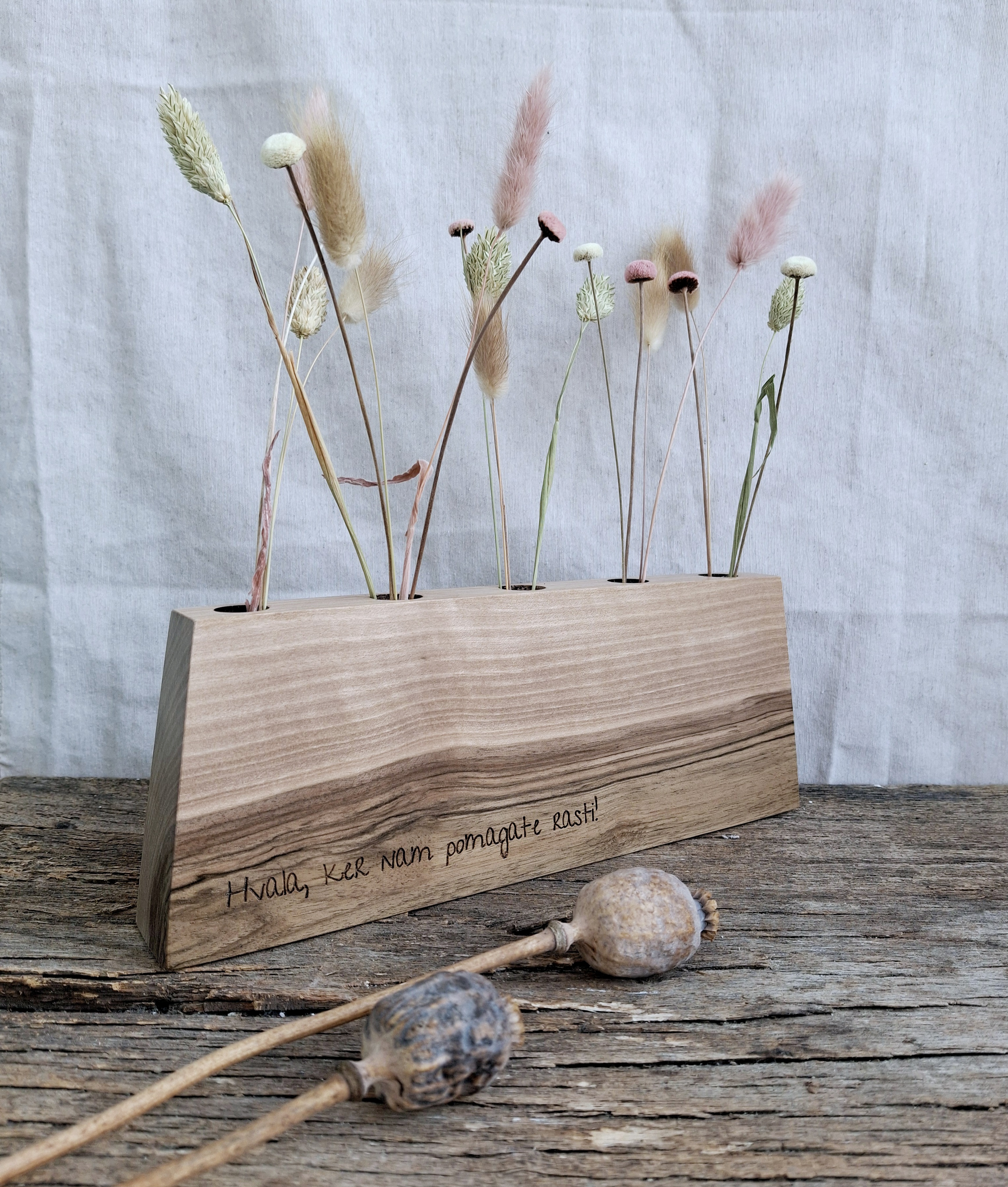 Vaza iz orehovega lesa