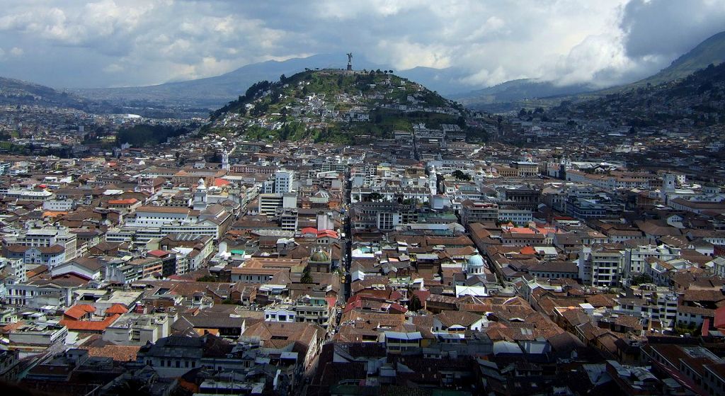 Mitten in der Stadt, auf einem kleinen Vulkankegel steht die Statue der Virgen de Quito