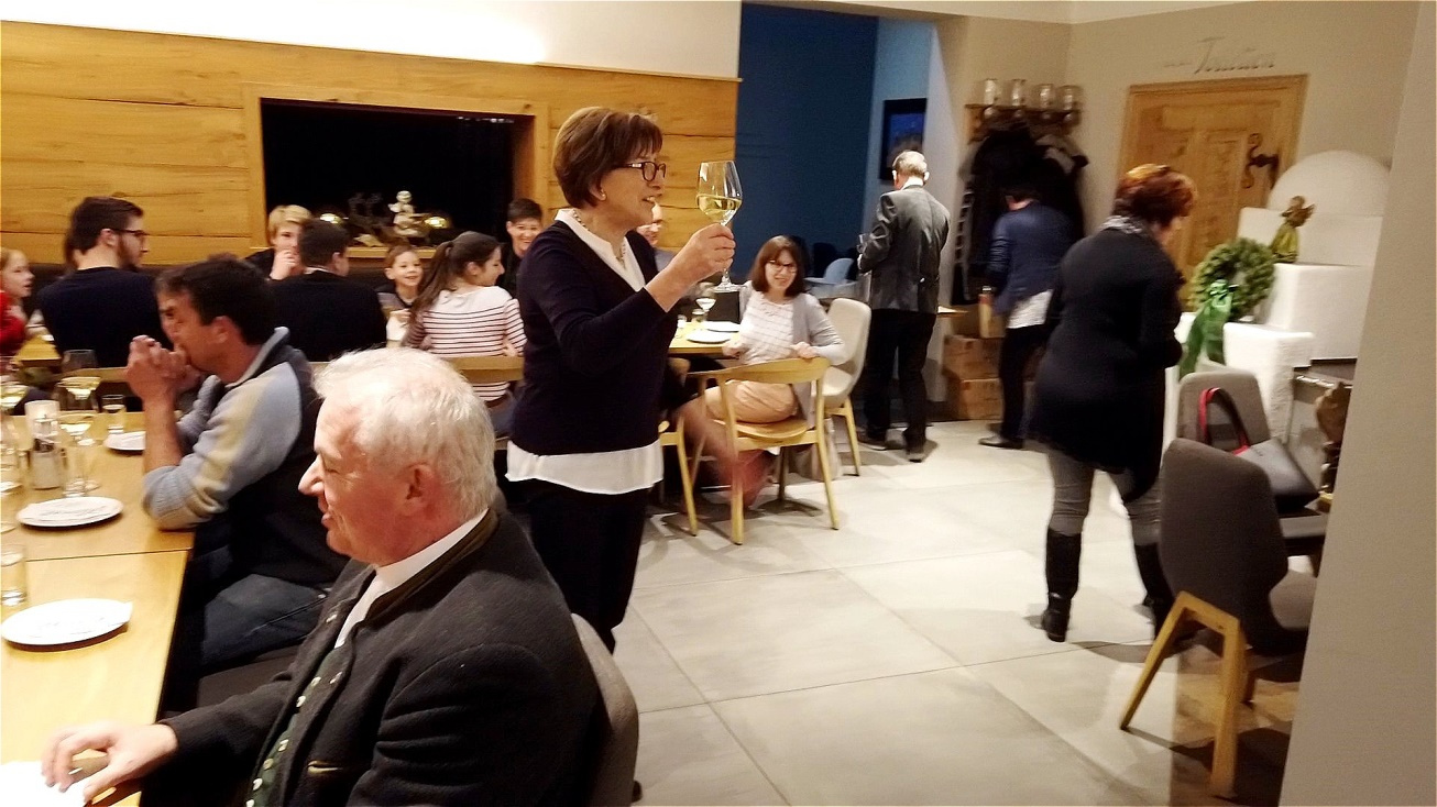 Die Taufpatin erhebt das Glas...