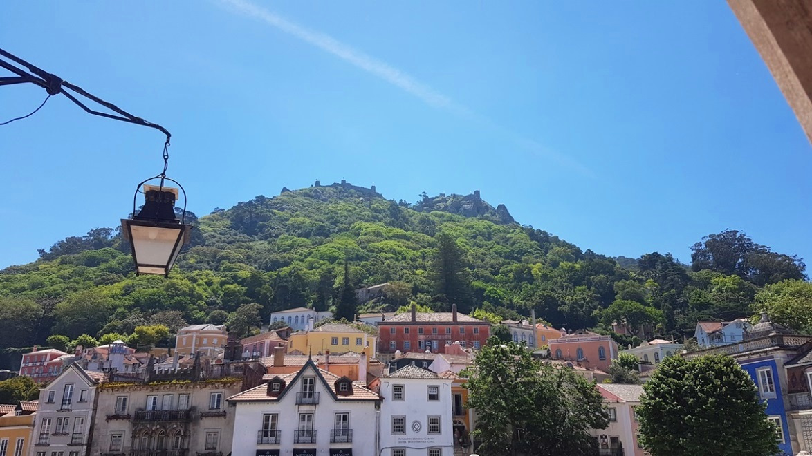 Die Kleinstadt diente lange als Sommerresidenz der Könige .
