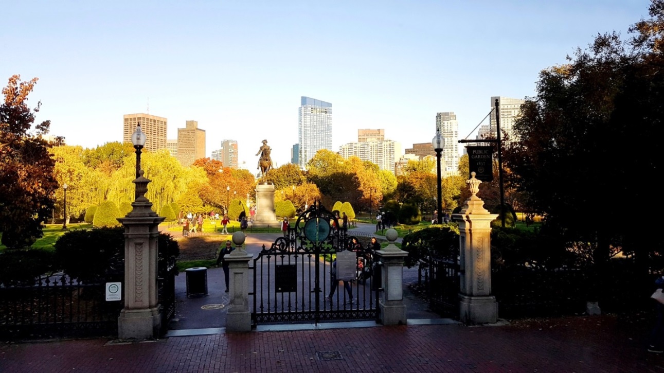 Stadtpark mit Statue von George Washington