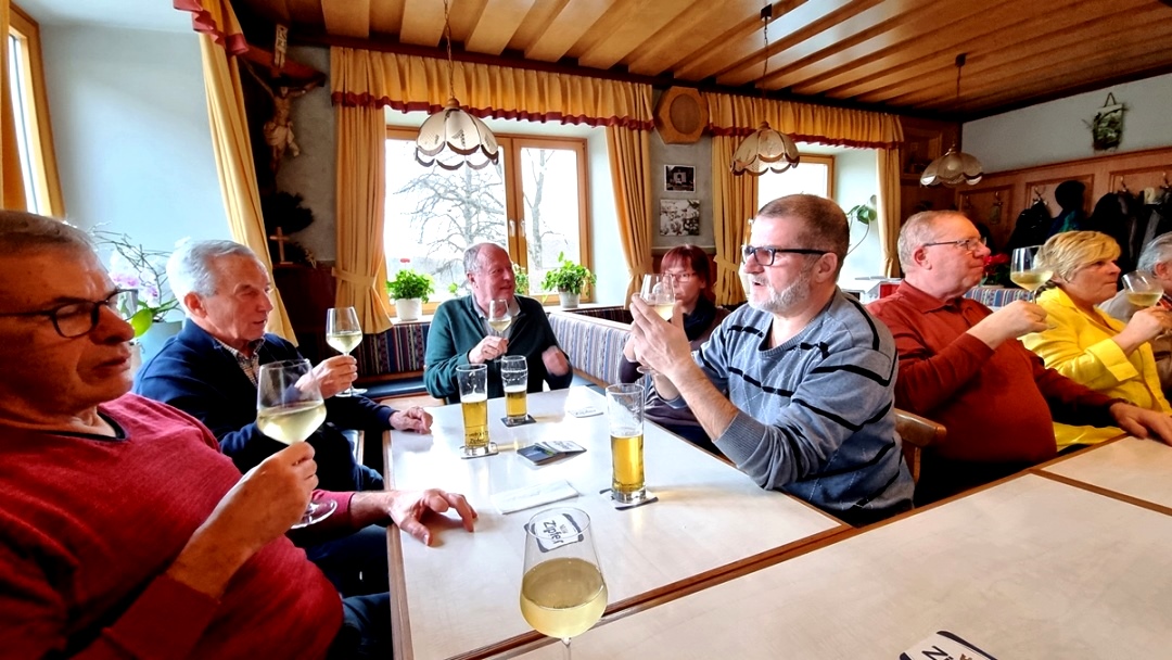 Prüfende Blicke - herrliche Farbe im Glas