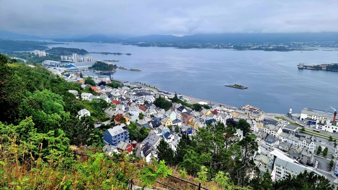 Die Umgebung von Ålesund ist durch Fjorde, Berg- und Inselketten geprägt