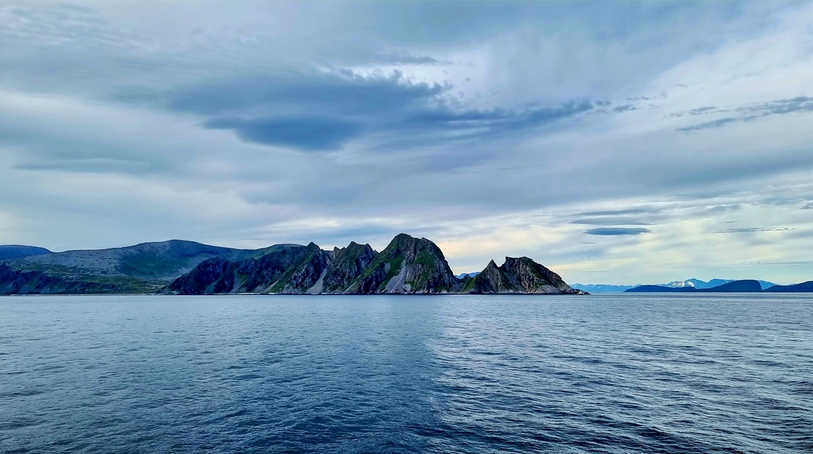 Die MS Hamburg nähert sich dem Nordkapfelsen