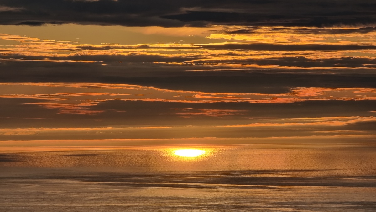Heute, am 4. August 2023, verschwindet sie nur für ein paar Minuten knapp unter dem Horizont