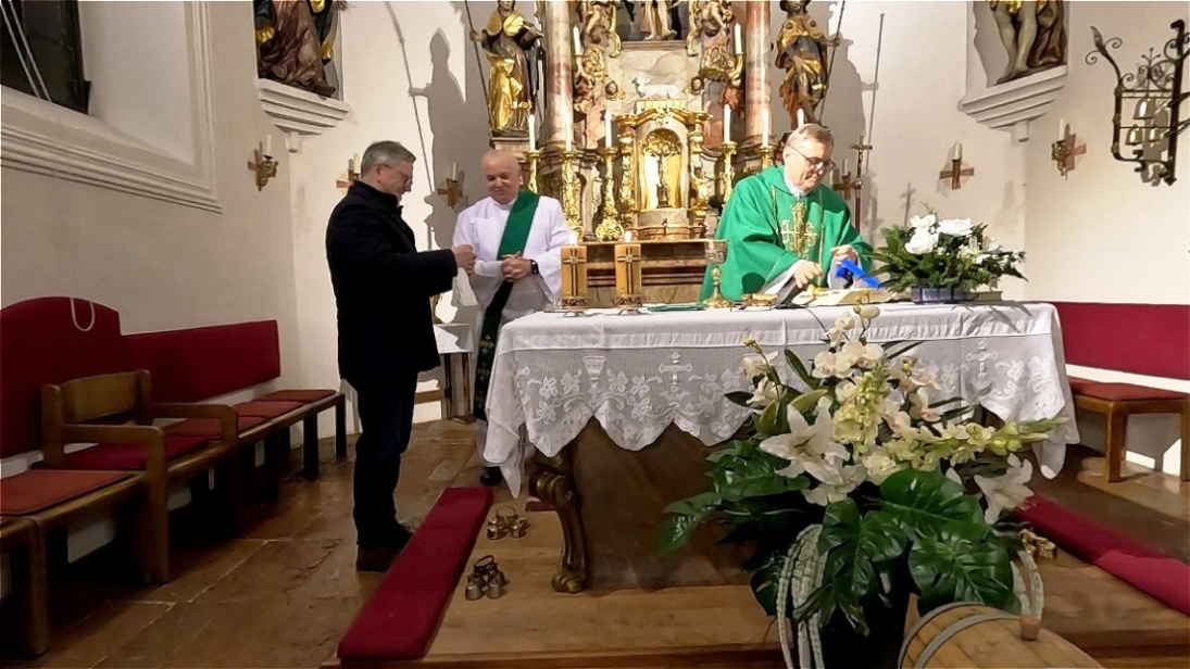 Altbürgermeister Erich Rippl als Ministrant angeleitet von Diakon Martin Muigg