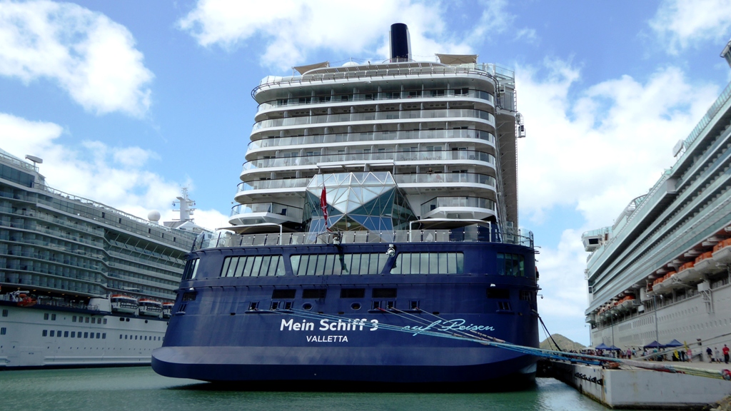 Unser "Zuhause" liegt zwischen zwei weiteren Kreuzfahrtschiffen