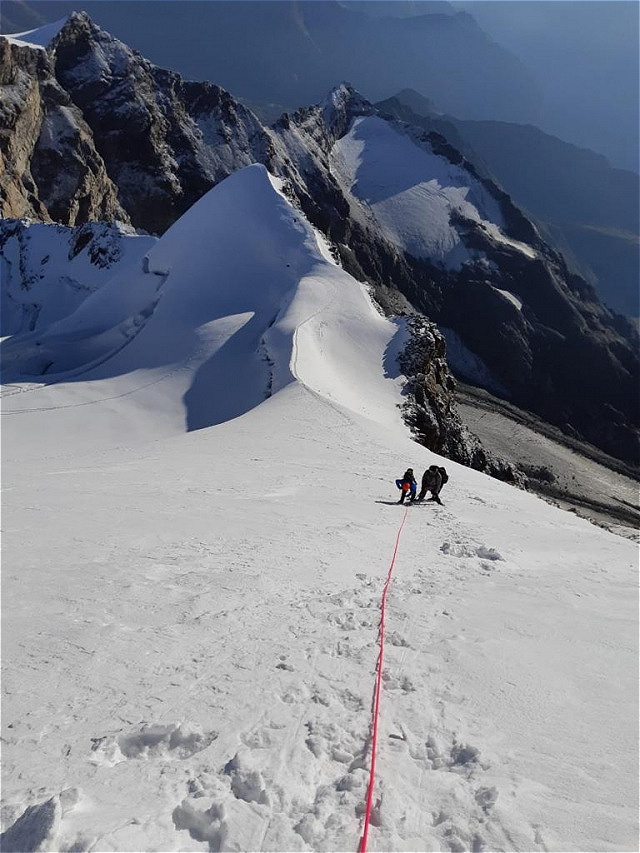 Hinauf über eine steile Flanke
