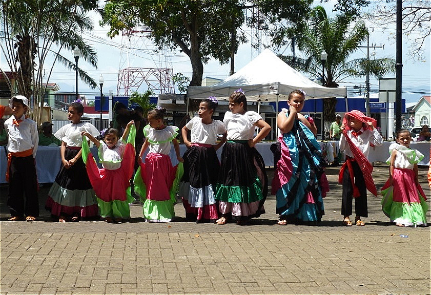 Im Ort Esparza
empfangen uns Schülerinnen und Schüler in der bunter Landestracht