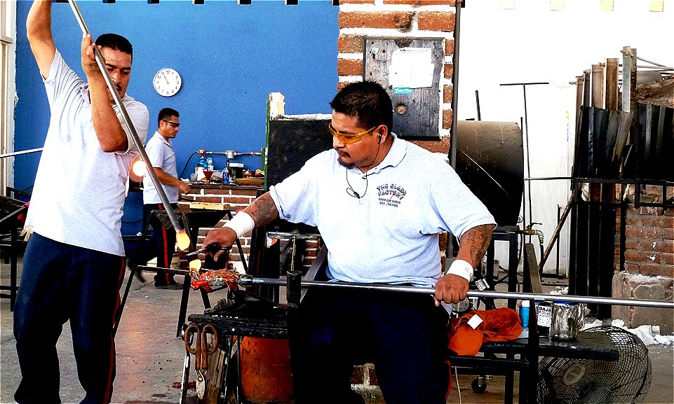 Die benötigte Menge des glühenden Glases wird mit einer Schere abgeschnitten