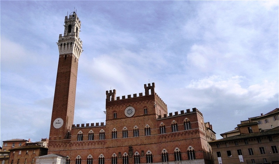 Der Palazzo Pubblico (Palazzo Comunale, das Rathaus) stammt aus dem Jahre 1297. Er diente als Sitz der republikanischen Regierung, der Podesta und des Konzils der Neun