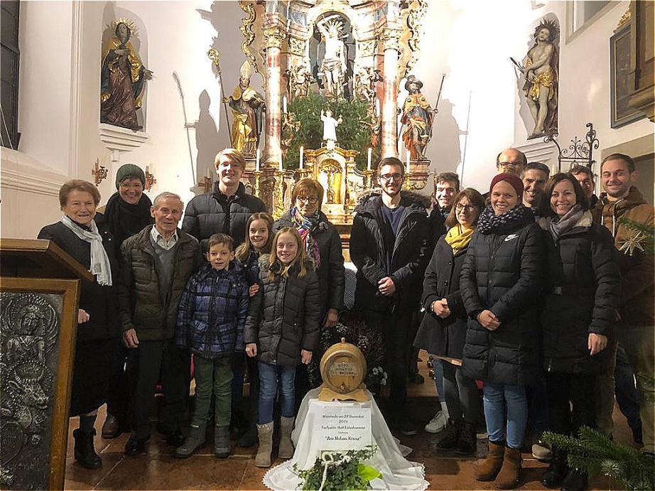 Taufpatin im Kreise ihrer Familie