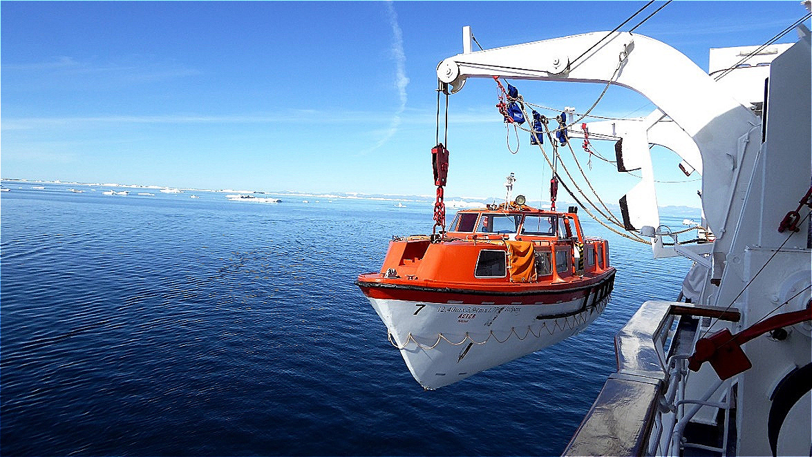 Die Tenderboote werden vorbereitet