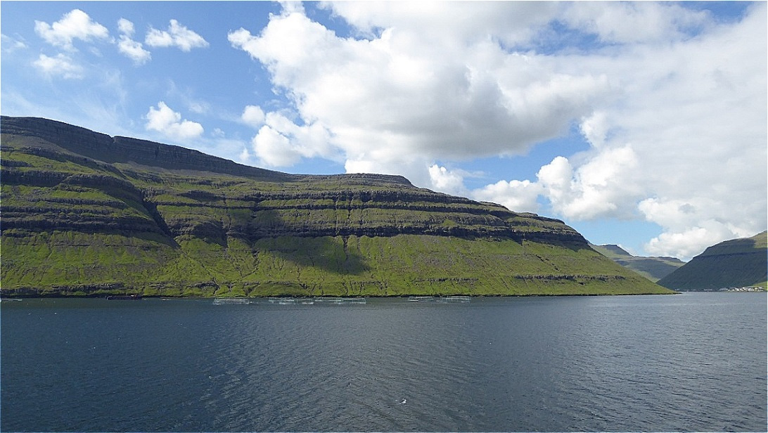 Die grüne Steilküste grüßt ein letztes Mal herüber