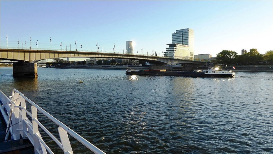 Die Deutzer Brücke über den Rhein verbindet die Kölner Innenstadt (Heumarkt) mit dem rechtsrheinischen Stadtteil Köln-Deutz
