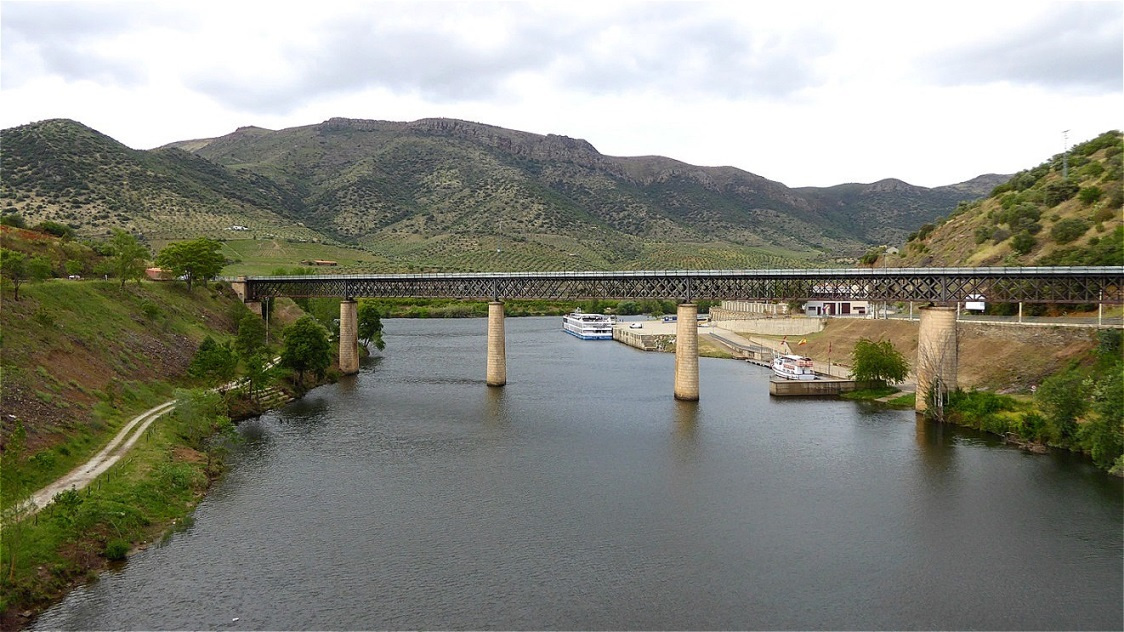 Die Brücke über den Río Águeda verbindet Spanien mit Portugal.