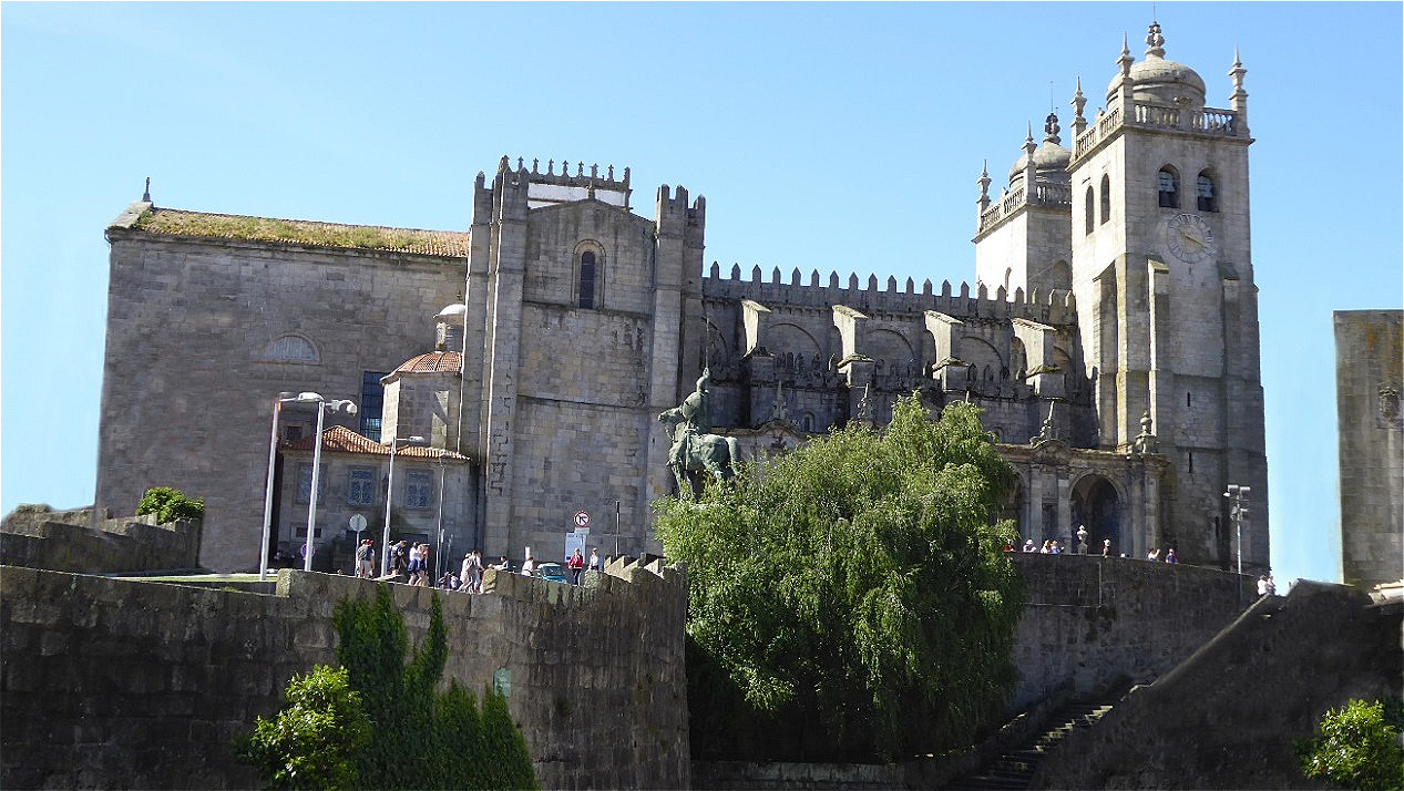 Die Kathedrale von Porto (port. Sé do Porto) ist die Hauptkirche der Stadt Porto und die Bischofskirche des Bistums Porto in Portugal. Sie liegt auf einem Hügel in der Altstadt, die seit 1996 als Weltkulturerbe der UNESCO gilt. 