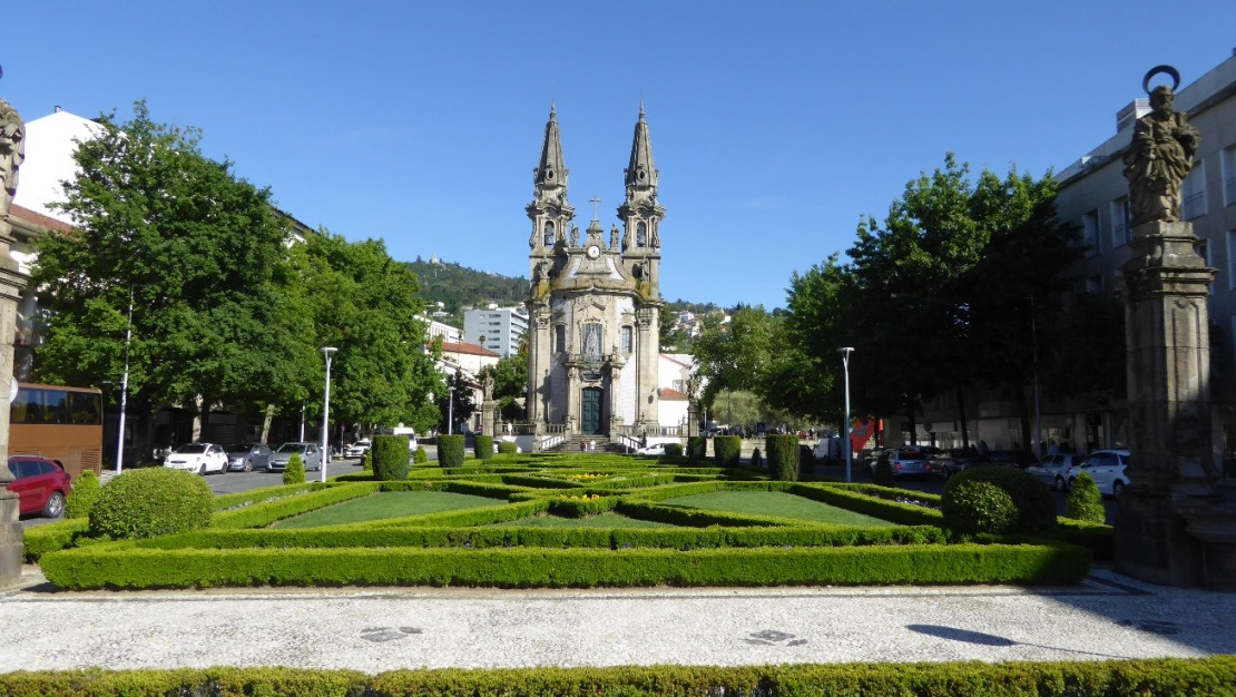 An seinem südöstlichen Ende steht die barocke Igreja dos Santos Passos von 1769.