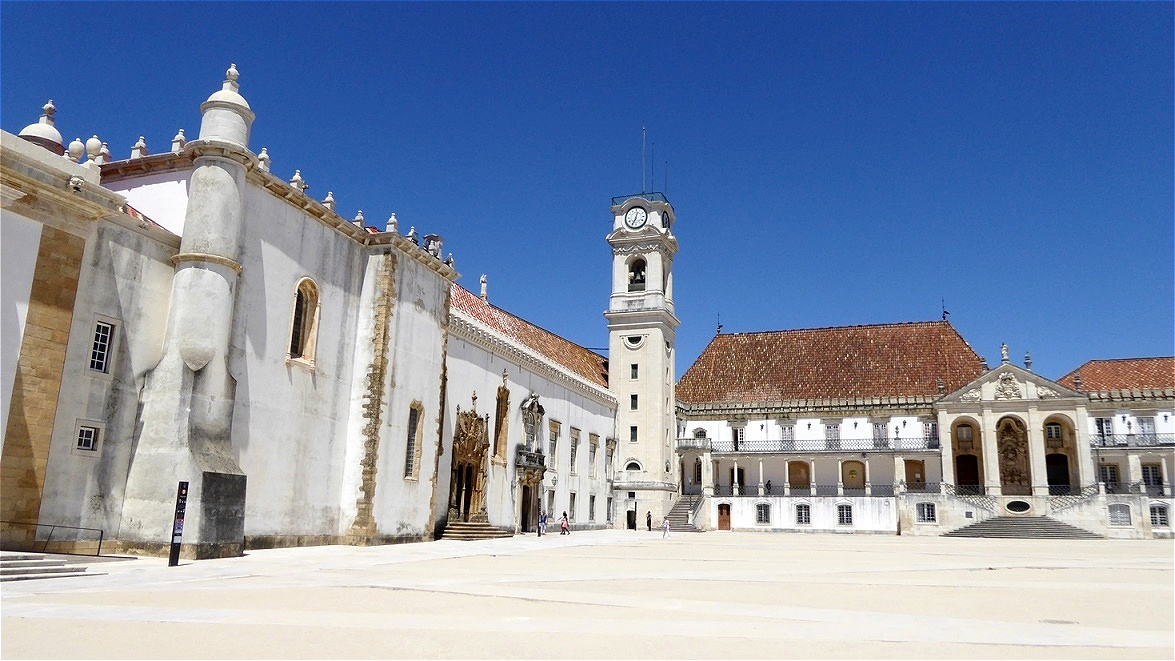 Im riesigen Innenhof der Universität