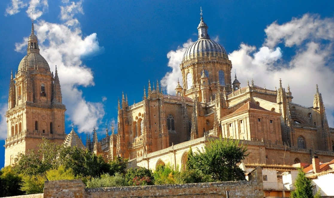 Die "Neue Kathedrale" von Salamanca im strahlenden Sonnenlicht