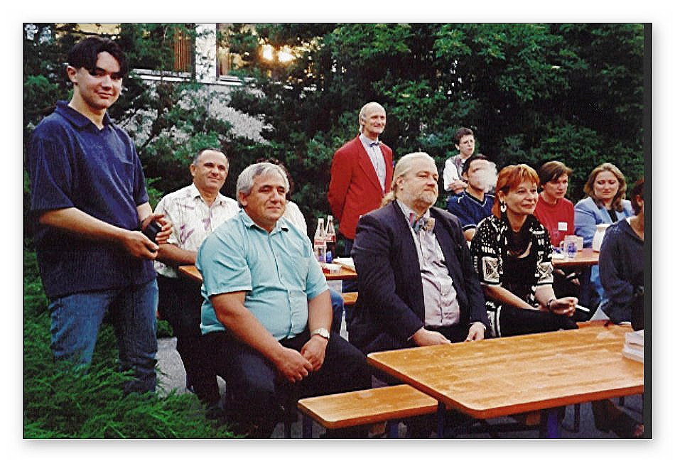 Von links: Fejzi und Vater (links hinten) mit Staranwalt Mühlberger im Vordergrund Bildmitte