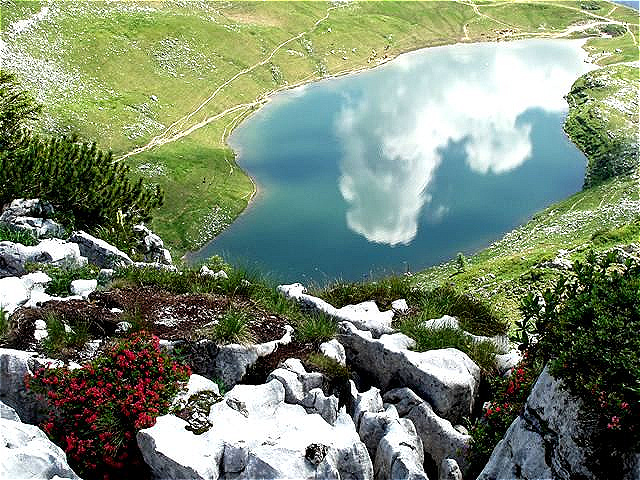 Unter uns der Augstsee