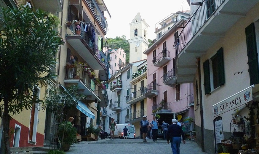 Durch die Straßen von Manarola
Manarola ist ein Ortsteil von Riomaggiore in der Provinz La Spezia (Ligurien, Italien)
