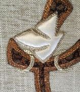 Croix glorieuse avec colombe et anneaux