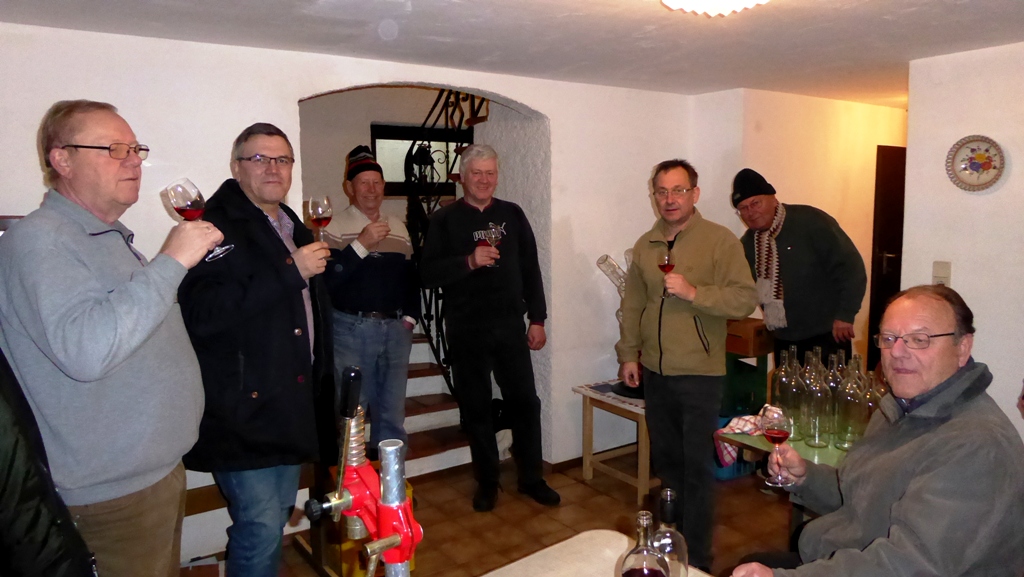 Weinpate Franz Heinzl (Bildmitte - Vierter von links)