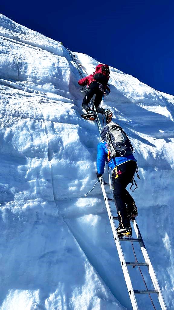 Mit Hilfe von Leitern überwinden wir  mehrere beeindruckende Gletscherspalten 