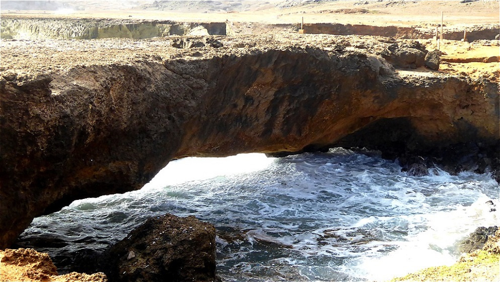 Die "Natural Baby Bridge" - sie entstand durch Auswaschungen von Korallenkalkstein