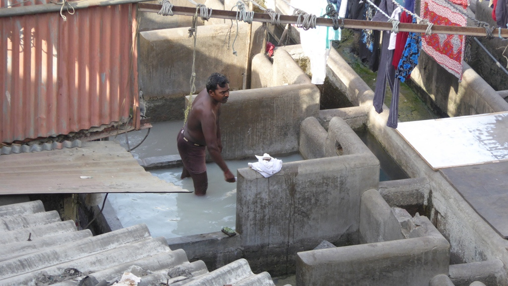  Arbeit in knietiefer Lauge Im Anschluss wird die Wäsche auf den Wohnhütten der Arbeiter zum Trocknen ausgebreitet. So funktioniert Indien !