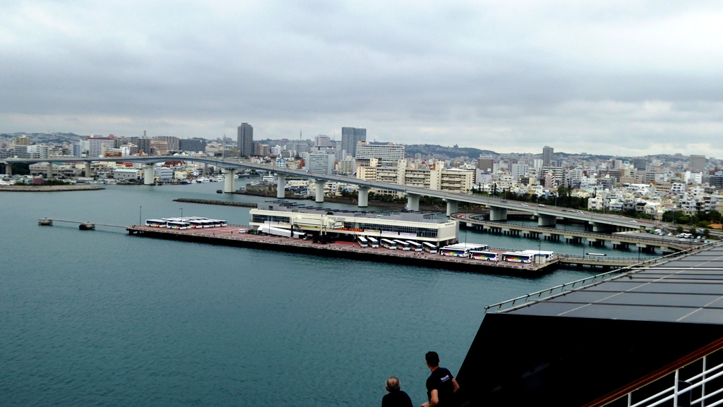 Erster Blick auf Naha (neuer Hafen Okinawas)