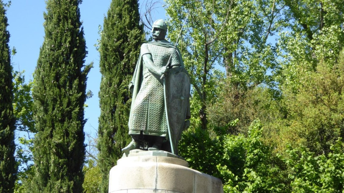 Alfons I. war Graf von Portucalia als Vasall des Königreichs León sowie Begründer und erster König von Portugal. Er war ein Abkömmling einer Seitenlinie des Königshauses der Kapetinger. In Portugal wird er überwiegend Dom Afonso Henriques genannt.