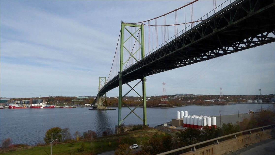 Die A. Murray MacKay Bridge ist eine von zwei mautpflichtigen Hängebrücken, welche die Provinzhauptstadt von Nova Scotia Halifax mit Dartmouth verbindet