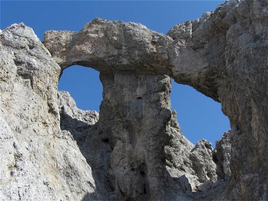 Die Teufelslöcher sind zwei natürliche Felsentore auf rund 2.700 m Seehöhe