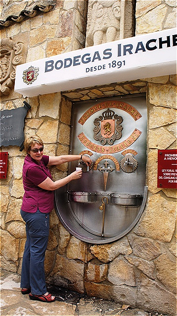 Täglich stellt man 70 Liter Rotwein für die durstigen Pilger zur Verfügung