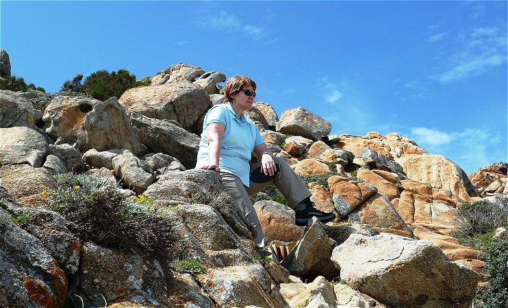 In den Felsen am Strand